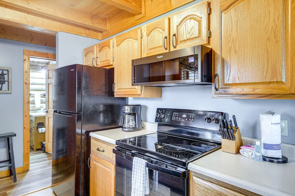Cozy Family Cabin w/ Hot Tub ~ 4 Mi to Dollywood!
