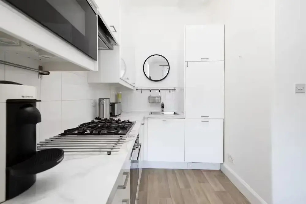 Bright and Modern Flat with desk