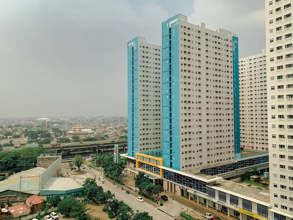 Homey And Comfortable Studio At Green Pramuka City Apartment