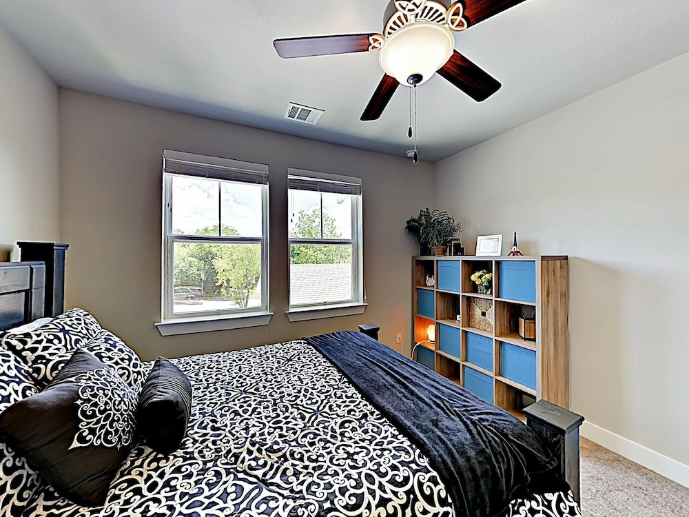 New Listing! Spacious & Lavish Getaway - Downtown! 3 Bedroom Home