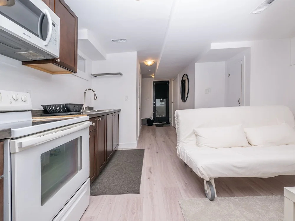 Cosy 1 Bedroom Suite in Leslieville