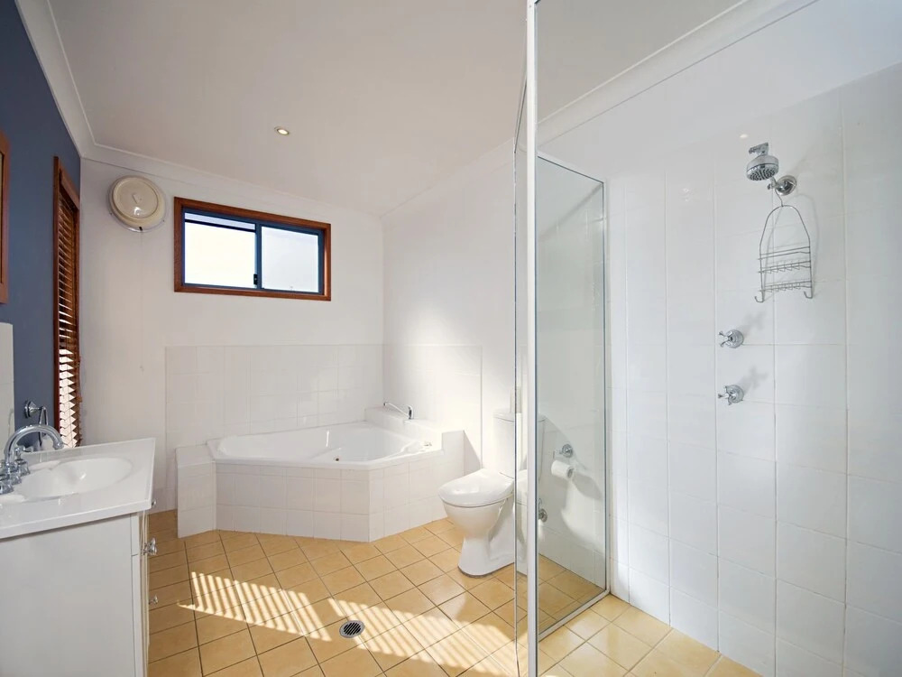 Baggies On Dutchies, 9 Burbong Street - Large pet friendly house with spectacular waterviews, Wi-Fi and air con