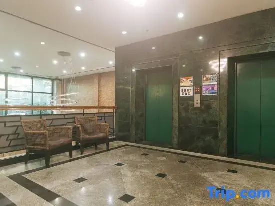 Urban Travellers Hotel by RedDoorz