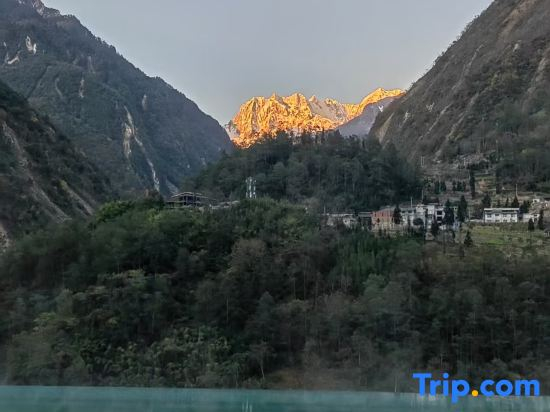 Hailuogou Luanxi Hidden Mountain Snow Mountain Scenic Hot Spring Resort Hote
