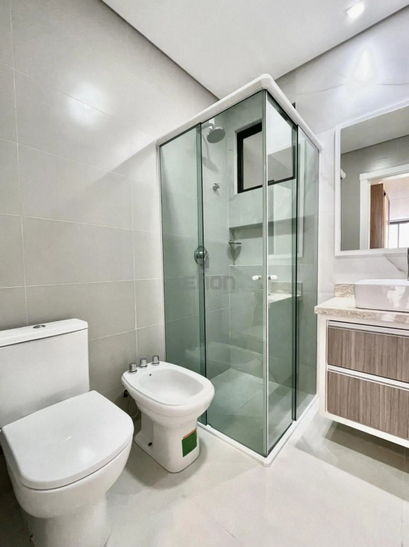 180 - Lindo apartamento com 02 suítes em Mariscal