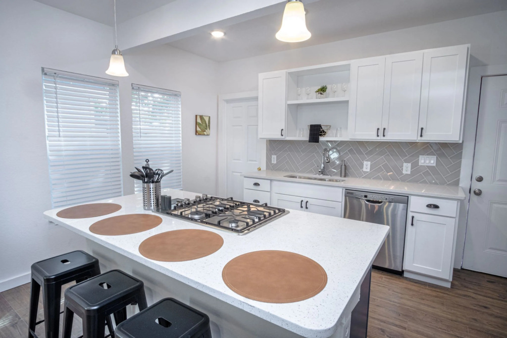 5BR/4BA House Sleeps 20 Downtown
