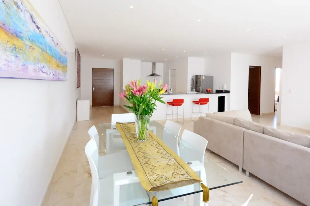 Stylish 2BR a few steps to the beach with pools by Happy Address