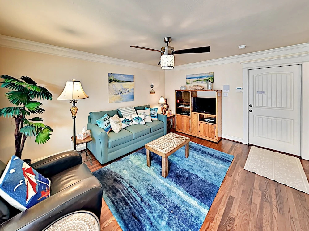 Coastal  W/ Pool, Sundeck & Boat Slip 3 Bedroom Townhouse