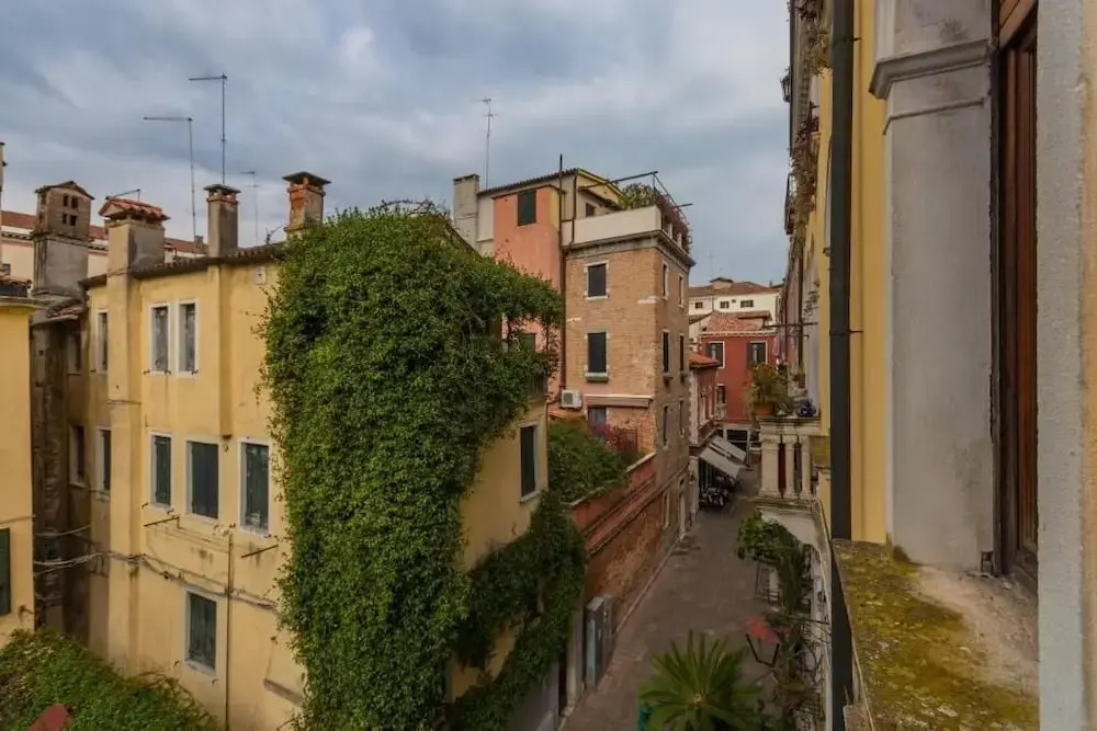GuestHost -Sunny Dorsoduro Apartment