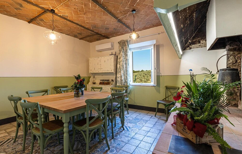 Beautiful Apartment in Vinci With Wifi and 1 Bedrooms