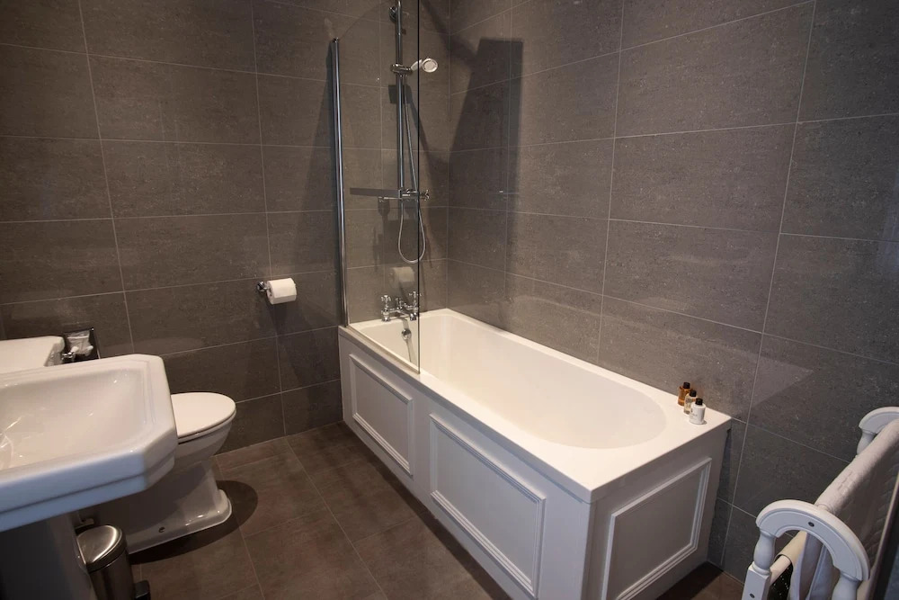 Spacious 2 Bedroom Apartment Surrounded with 36 Acres of Parkland