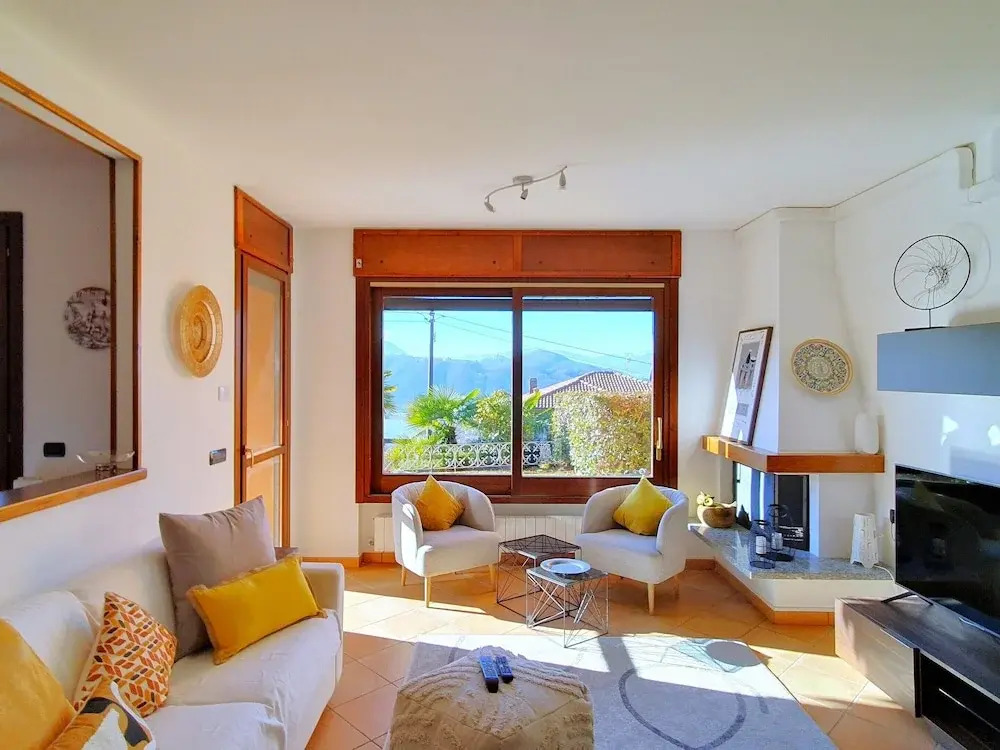 House in Luino with Green Garden and City Views