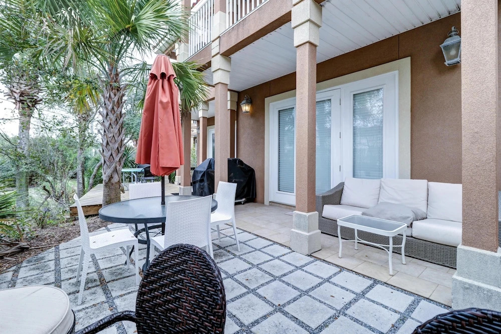 413 la Valencia Circle by BlueSwell