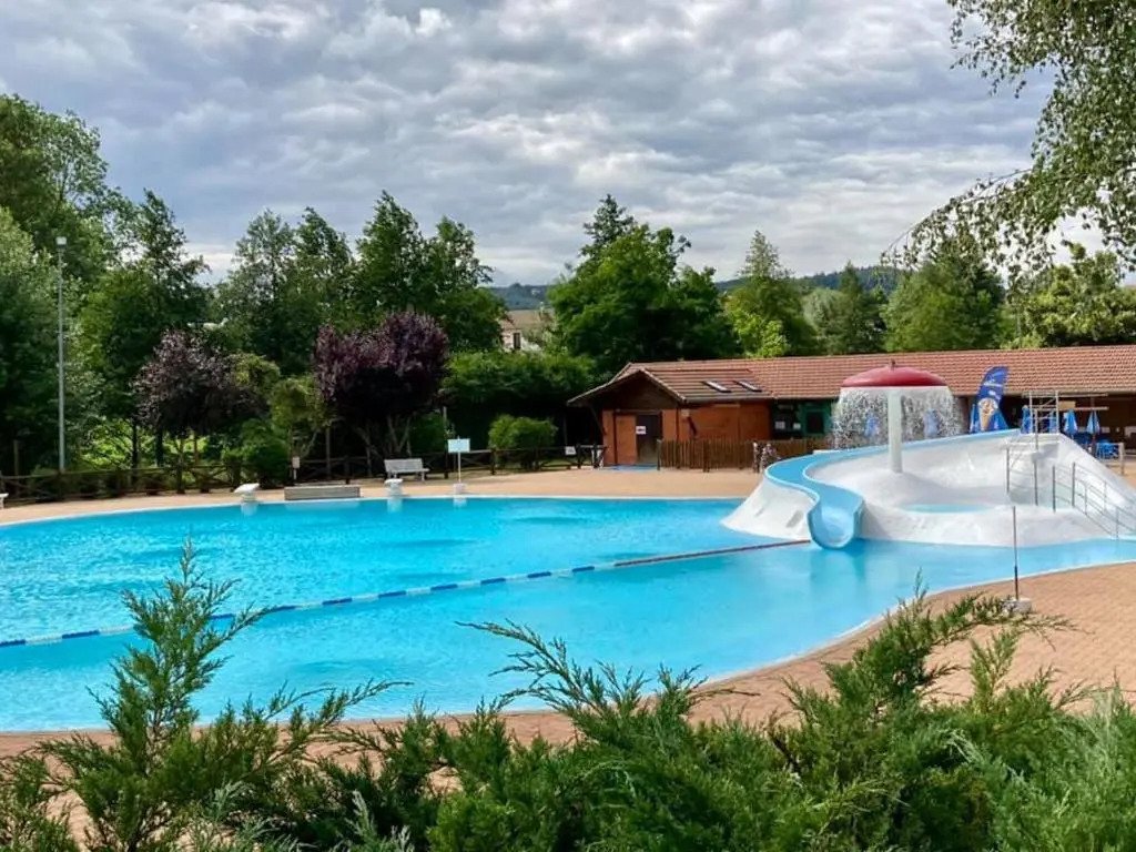 Gîte spacieux au cœur de la nature avec cheminée et activités extérieures - FR-1-496-36
