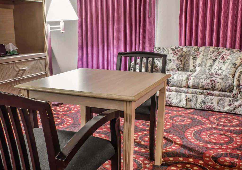 Spencer Inn & Suites