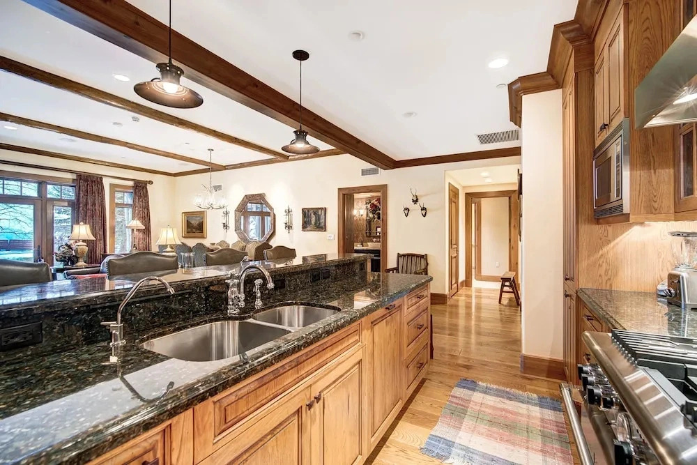 3BR Condo In Bachelor Gulch, Ski In/out