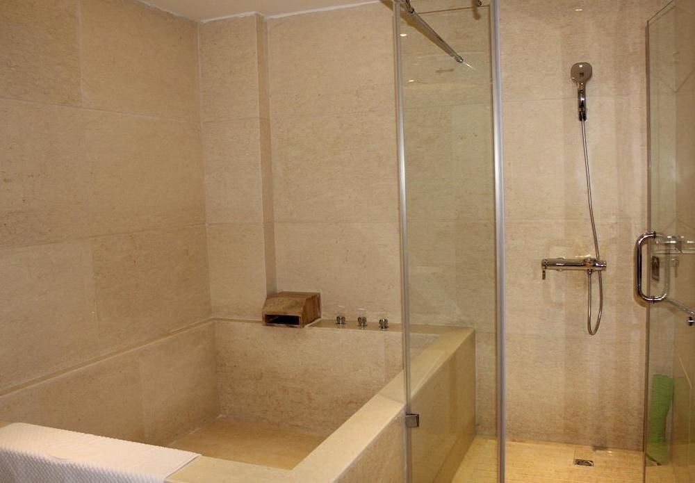 Yihua Riverview Hot Spring Holiday Hotel