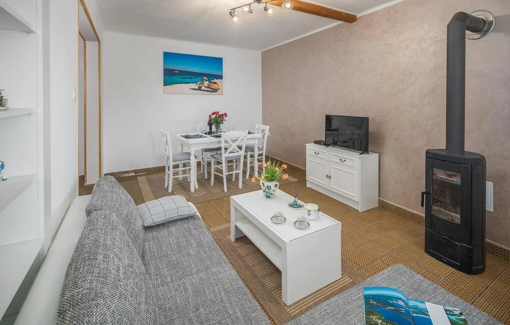 Awesome Home in Erzisce With Wifi and 2 Bedrooms