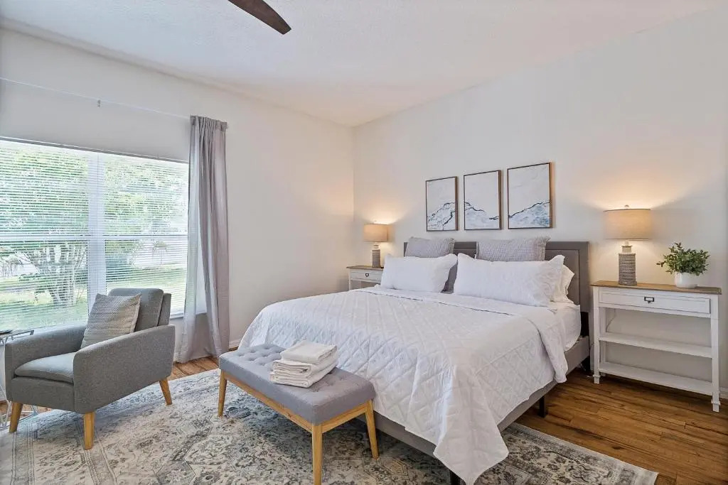WHISPERING PALM Newly renovated cozy fenced in pool home - sleeps 8