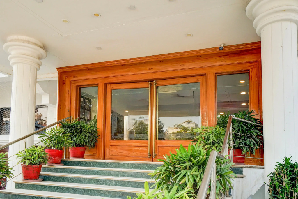 Super Townhouse Subhash Nagar Formerly Royal Palazzo