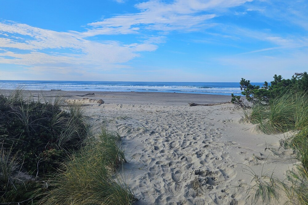 1/8 Mi to Neskowin Beach! Cozy Oregon Coast Home