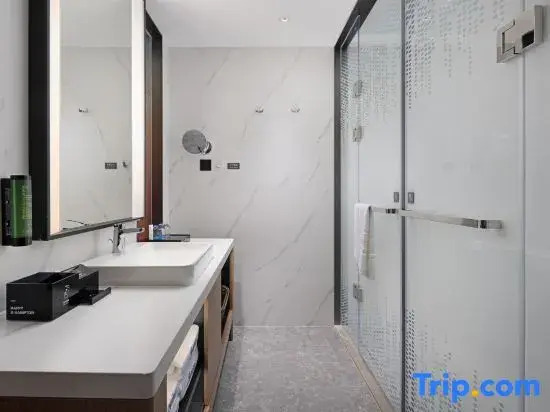 Xinyang Hampton by Hilton Hotel