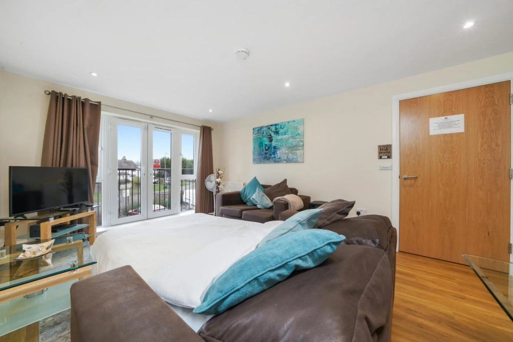 London Heathrow Living Serviced Apartments- Apt 12