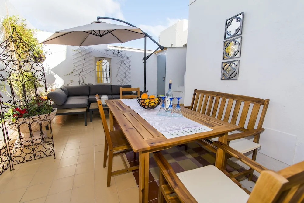 Olhão Townhouse With Roof Terrace & Courtyard 5min to Ferry & Market