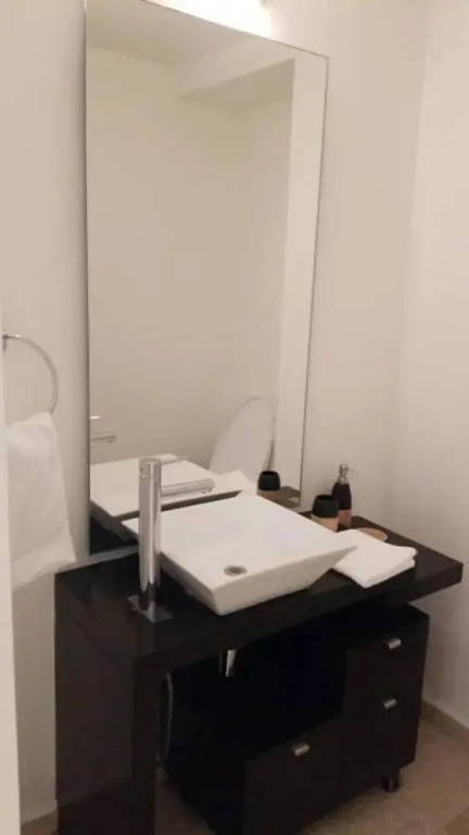 Spacious Apartment Near Hospitals Universities Malls and Park