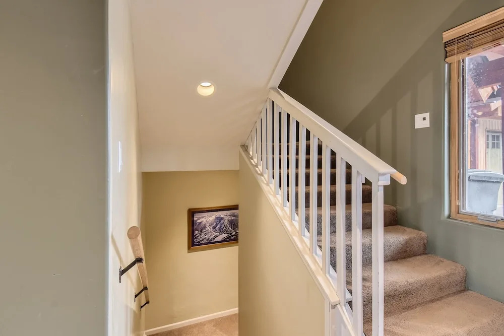 42 Burgundy 4br 3.5ba 4 Bedroom Townhouse by RedAwning