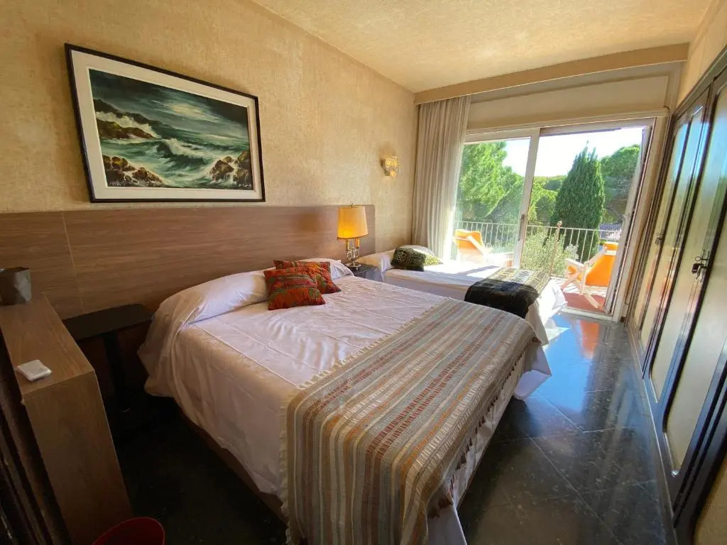 Villa Sitges El Ranch Amaizing Outdoor Areas Beaches at 5 minutes walk Sitges at 15 min drive AC Pool Jacuzzi & Garden XXL