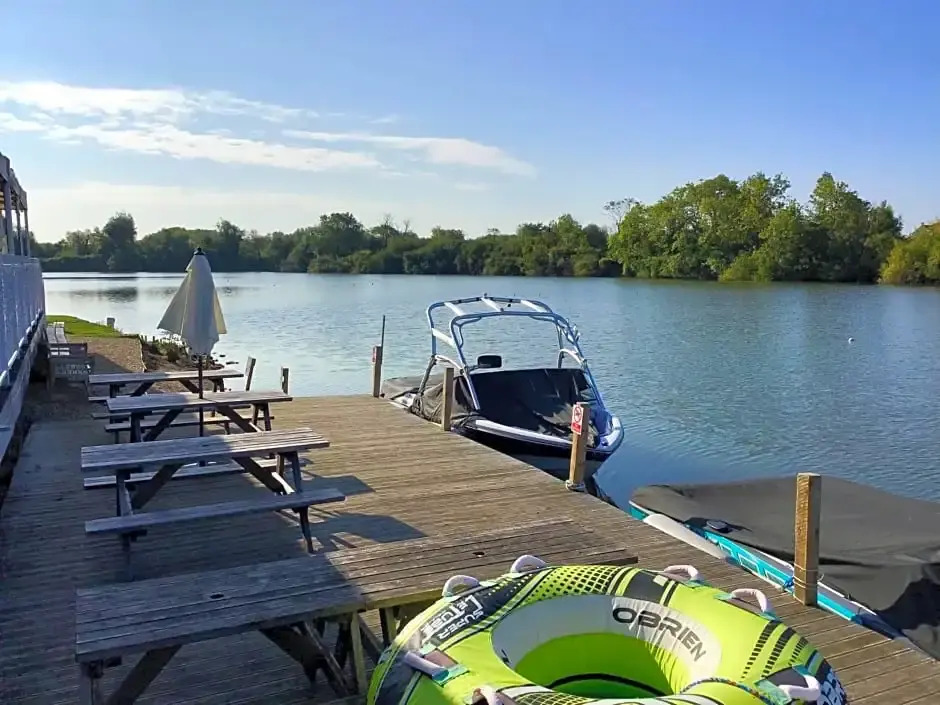 Pet-Friendly Waterside Lodge - Cotswold Water Park