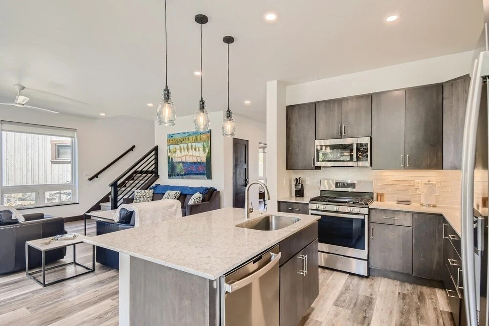 High-end Finishes, Private Hot Tub, Platinum Playcation, New Listing! 4 Bedroom Home by Redawning