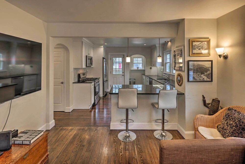 Bridgeport Vacation Rental - Walk to Beach!