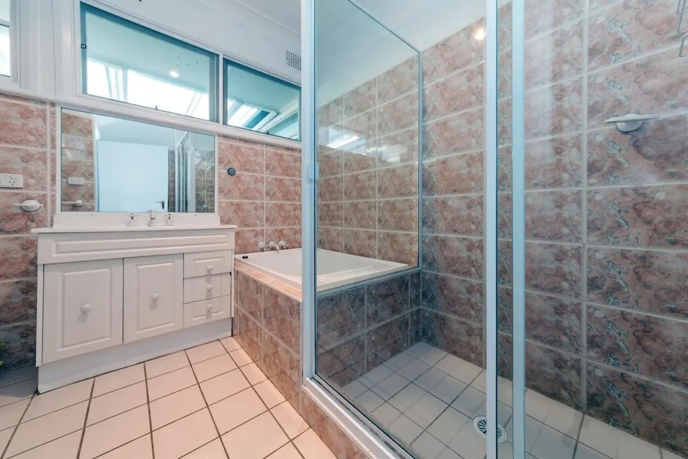 Seaview Crescent, 8