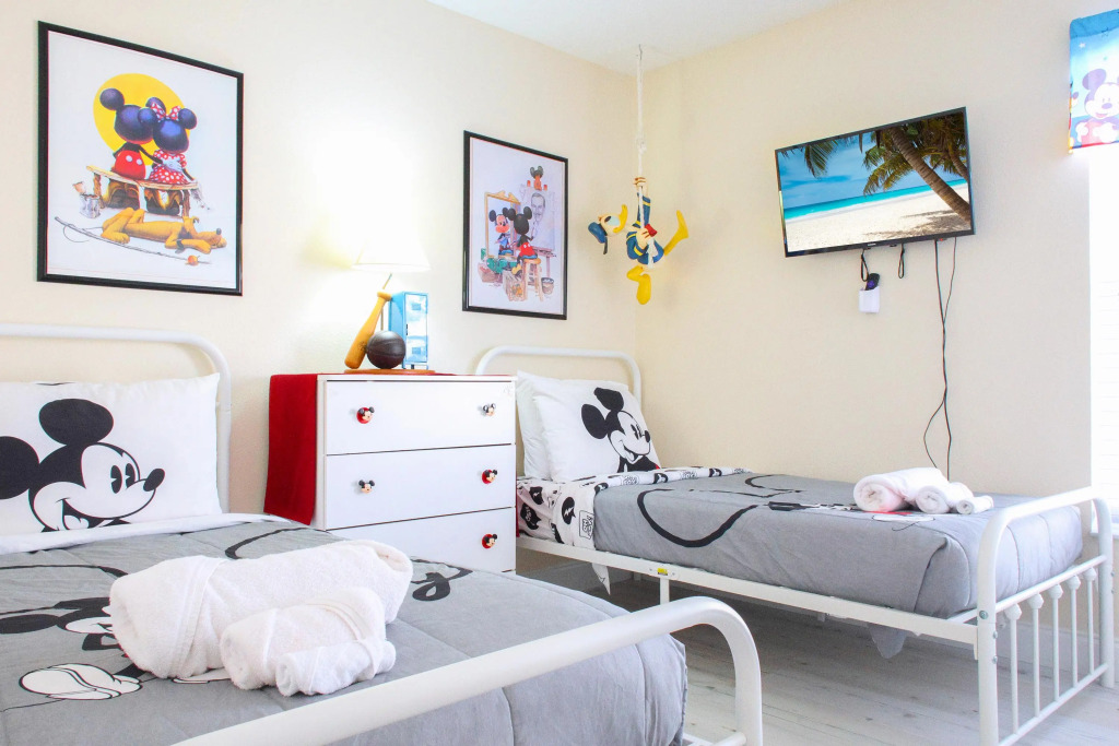 Modern Villa with Games Room & Lake View Pool, Kissimmee, US