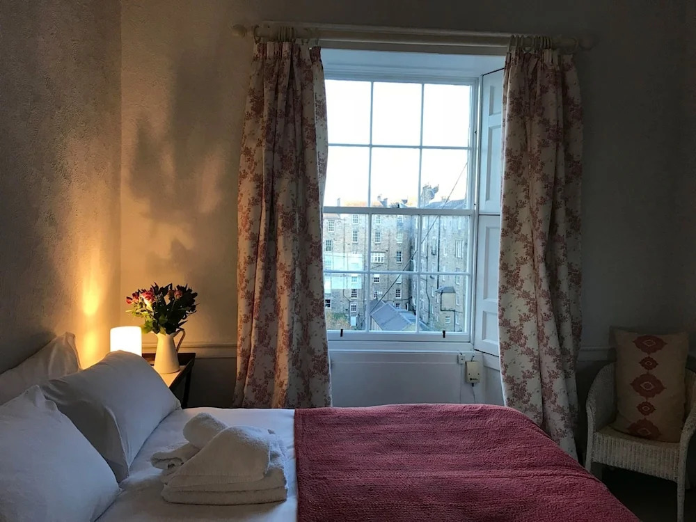 Georgian 3 Bedroom New Town Flat