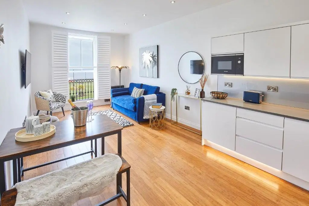 Host Stay Saltwater Suite