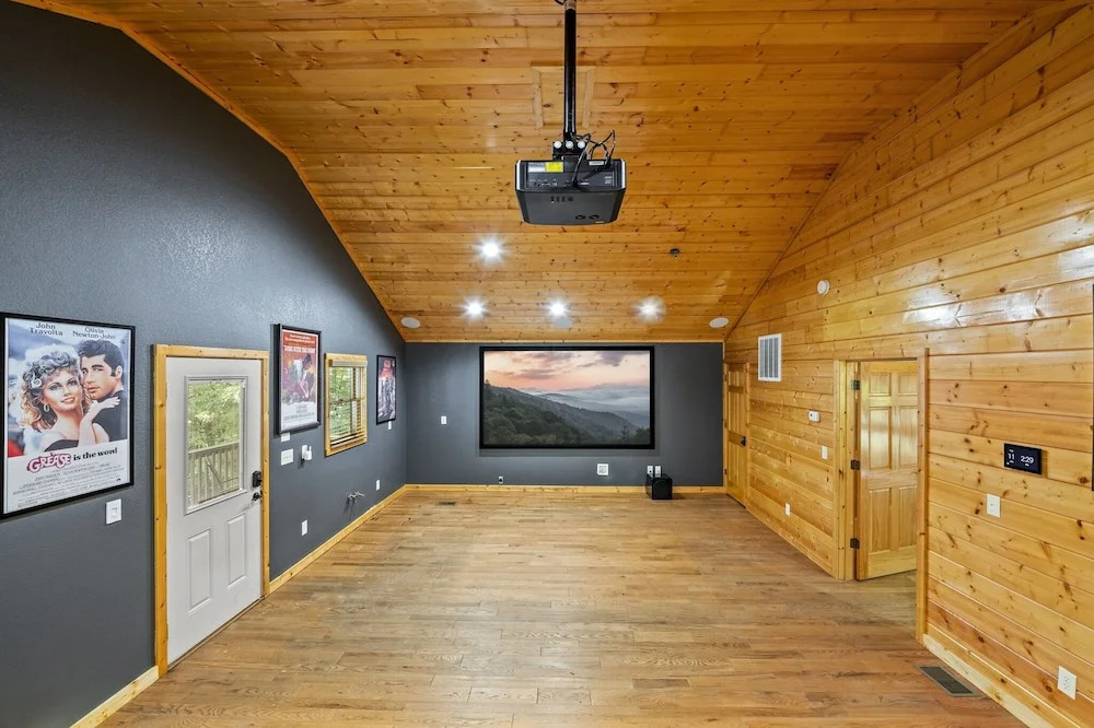 River Lodge 5 Bedroom Home by Redawning
