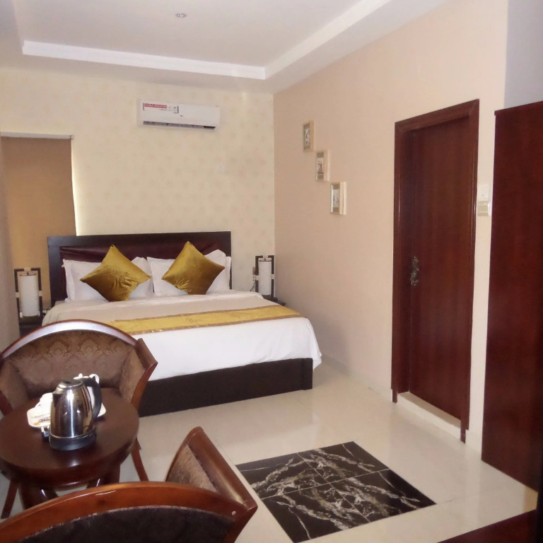 Rightgate Hotel & Suites