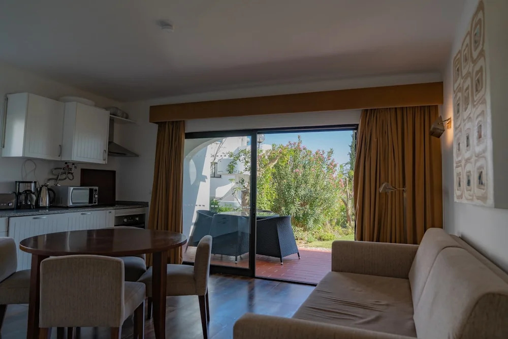 Luxury Villa Heated Pool, walk to São Rafael Beach, Albufeira