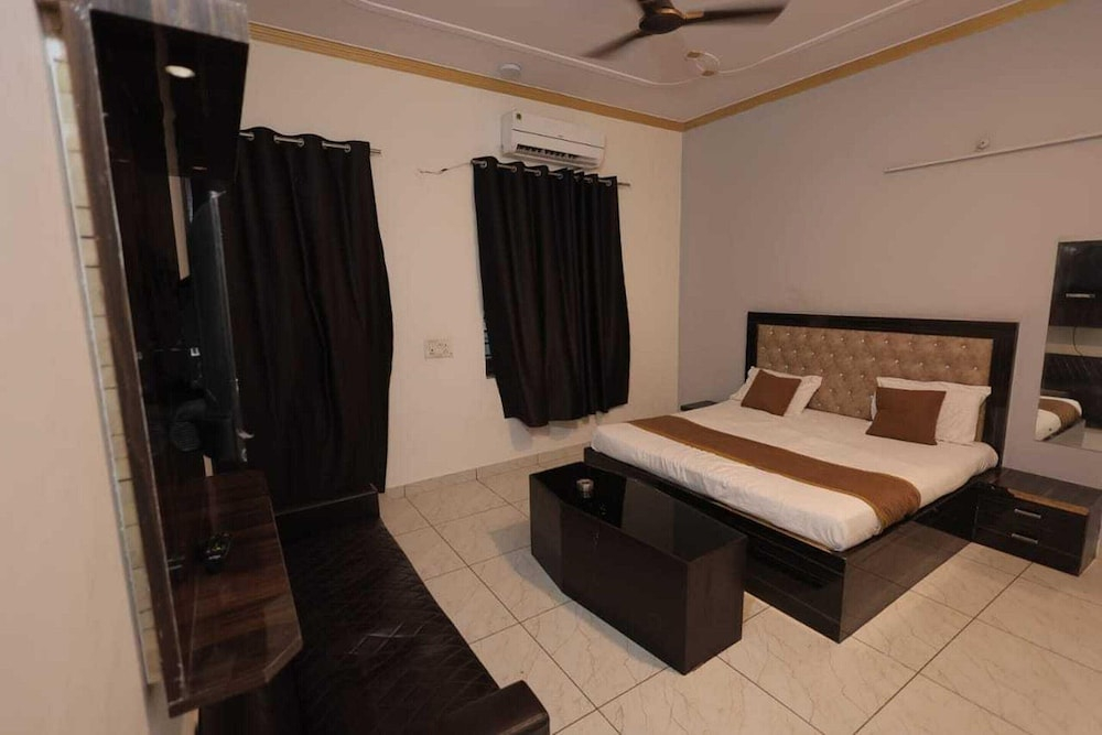 Collection O Agra Kalindi Vihar Formerly Hotel Taj