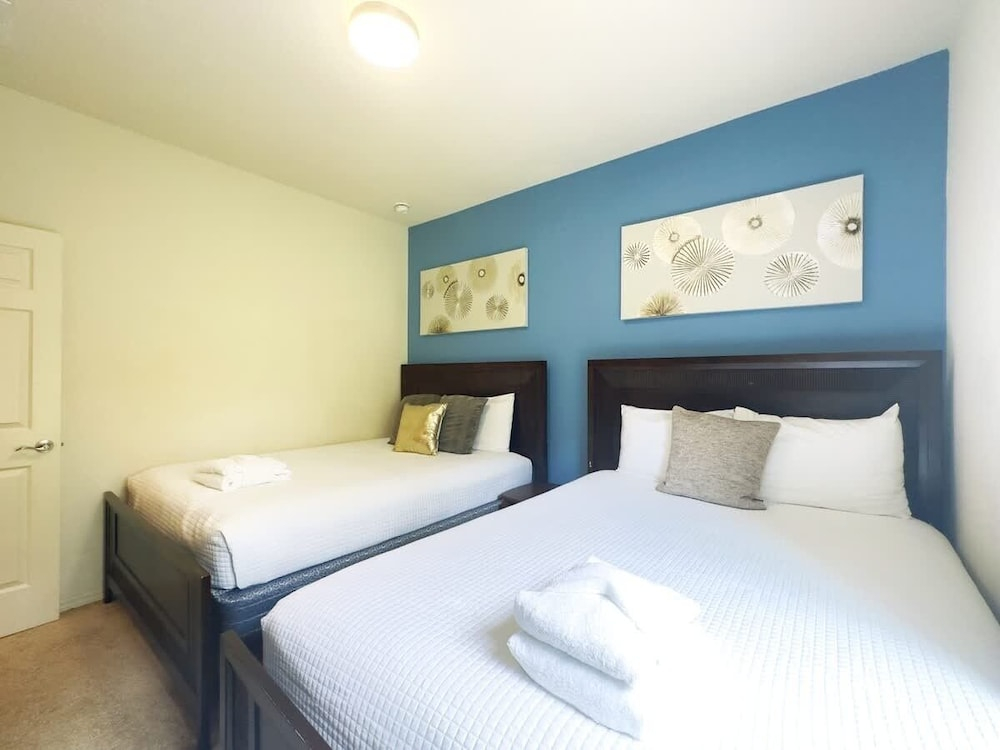Minions Themed 4 bedrooms Home Near Disney Sleeps 10 4 Townhouse