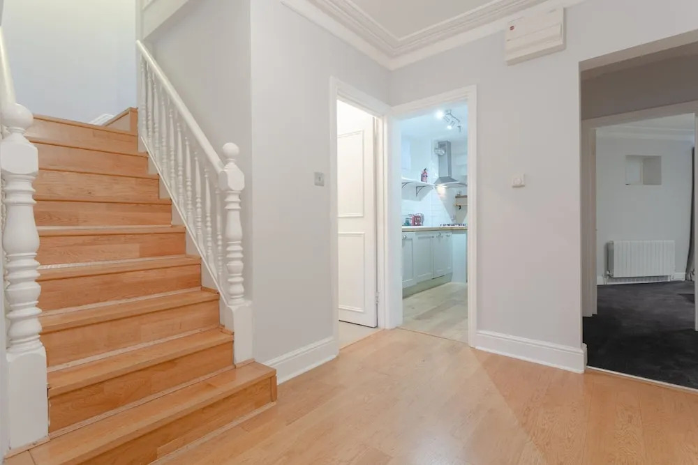 3 Bedroom House With Garden in Brondesbury