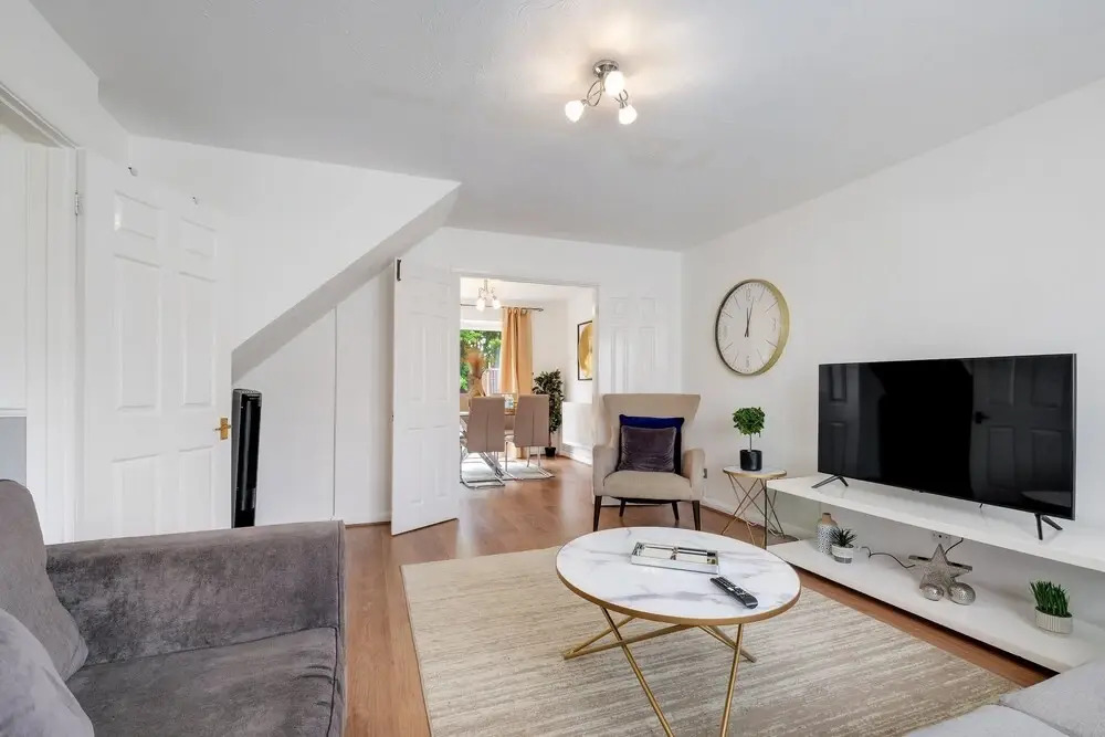 Sharp Close 4 Bedroom 2 Bath - Aylesbury
