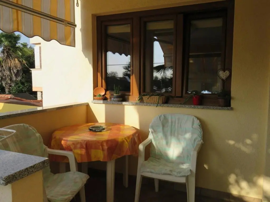 Apartment Banko A6 with Large Garden Near the Sea