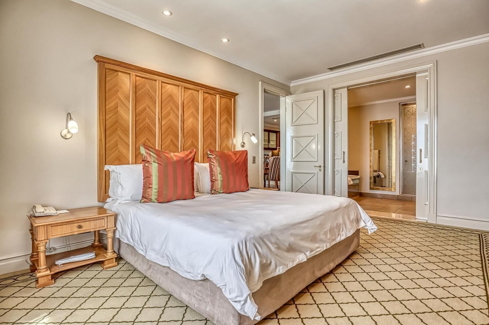 Deluxe One-Bedroom Apartment