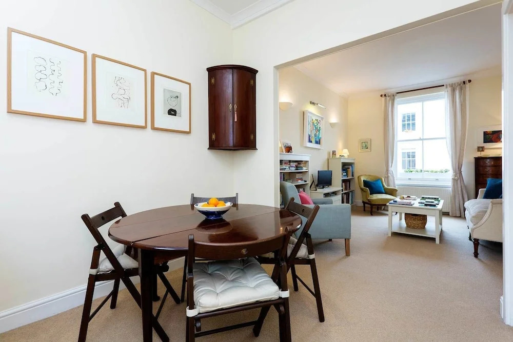 Cosy Sussex Street