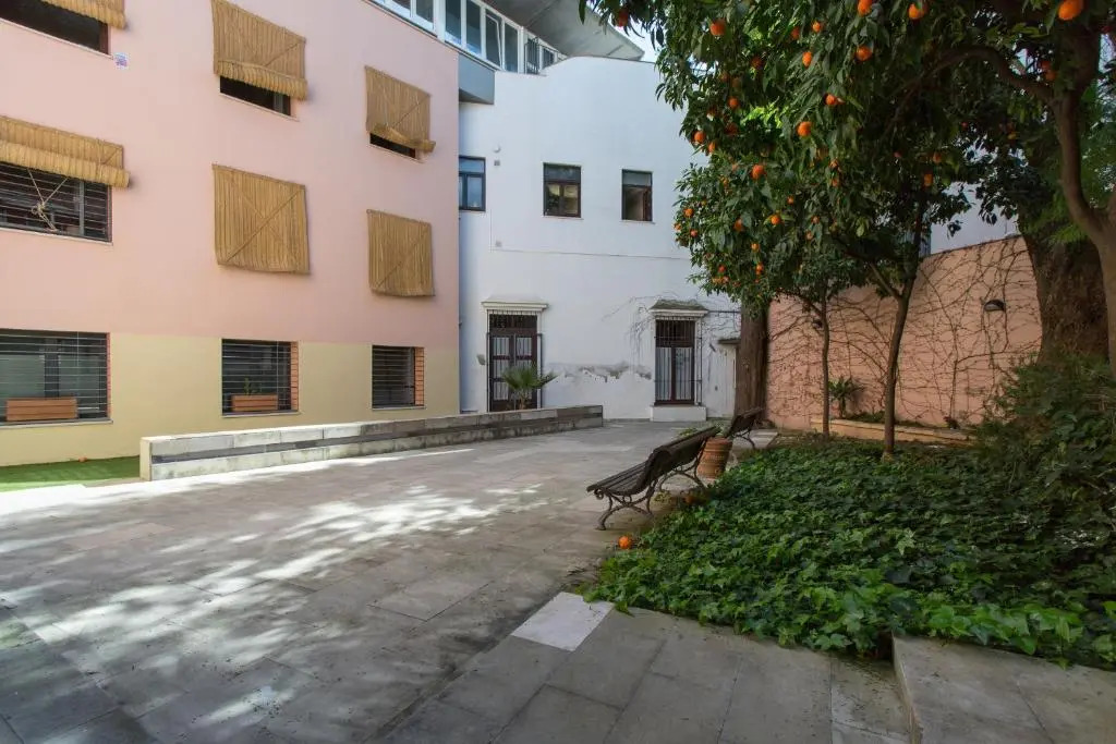LR2 Private Terrace & Parking Right in the city Center