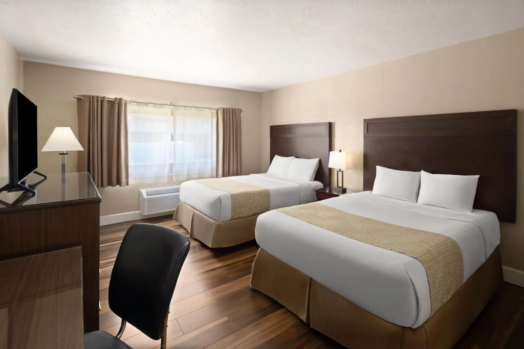 Travelodge by Wyndham Everett City Center